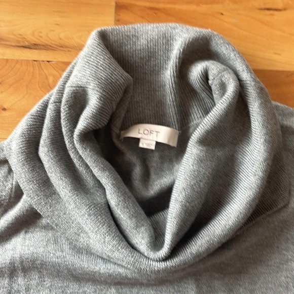LOFT Cowl Neck Pullover Sweater size S super soft long sleeve Grey turtleneck - Picture 3 of 6